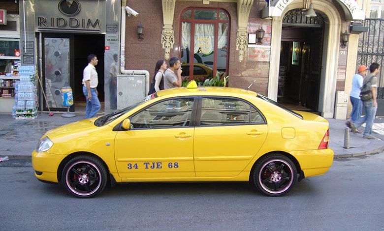 تاکسی یکی از وسایل حمل و نقل