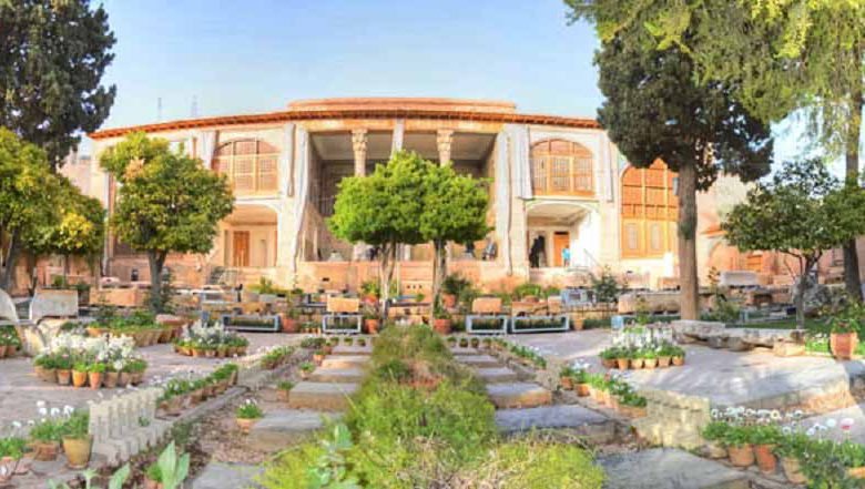موزه سنگ هفت تنان شیراز یک ایوان مسقف